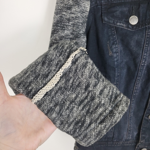 Free People Pumice Mixed Media Knit Sleeve Distressed Jean Jacket Small - Picture 5 of 7